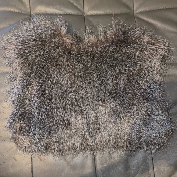 🚨Price Drop🚨 Cropped faux fur vest/ bolero - Picture 2 of 4